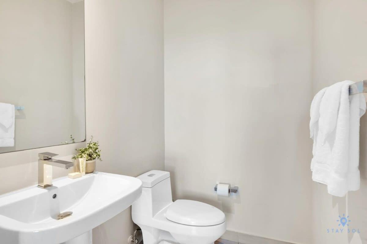 Luxury Amenities, Infinity Pool, Gym, Hot Tub Apartment ฮอลลีวูด ภายนอก รูปภาพ